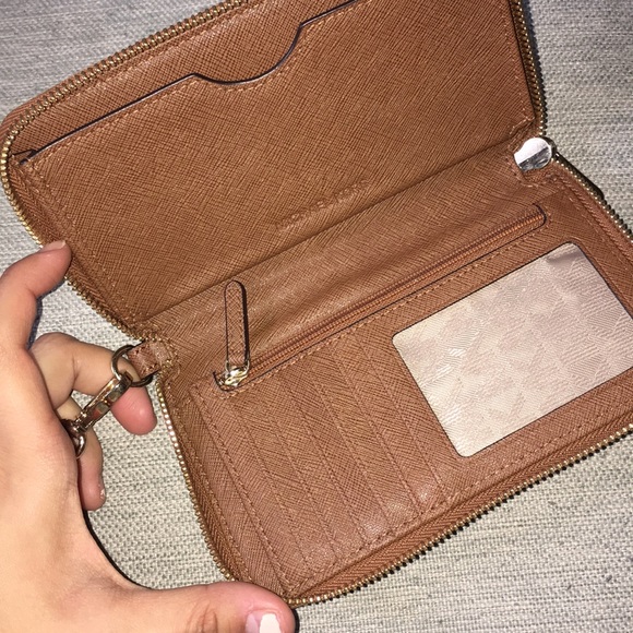 Michael Kors wristlet - Picture 2 of 3